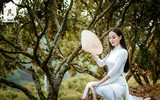 {ẢNH] Thiếu nữ Hà thành thướt tha áo dài bên đồi vải Lục Ngạn